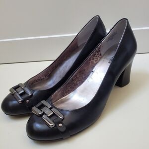 Black Leather Pumps With Silver Toe Buckle